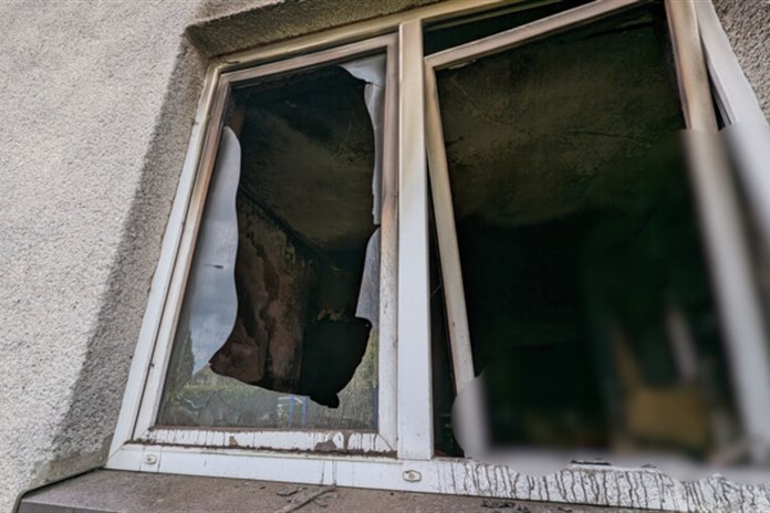 Při požáru rodinného domu v Českém Těšíně zasahovalo pět hasičských jednotek, dva lidé byli intoxikováni