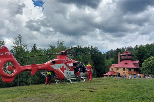 Záchranáři během soboty museli několikrát do Beskyd, u zraněných pacientů zasahoval i vrtulník