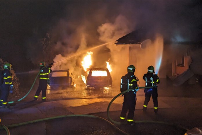 Dům v Petrovicích u Karviné zachvátil velký požár, rodina spala uvnitř