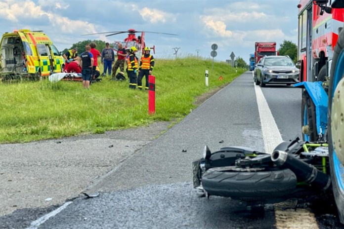 19letý motorkář se při předjíždění srazil s traktorem u Opavy