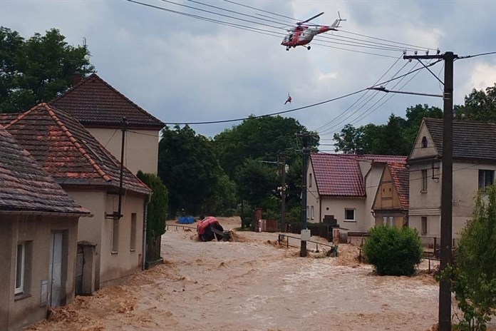 Drama ve Štěnovicích. Rozvodněná řeka uvěznila muže, pomoci mu musel vrtulník