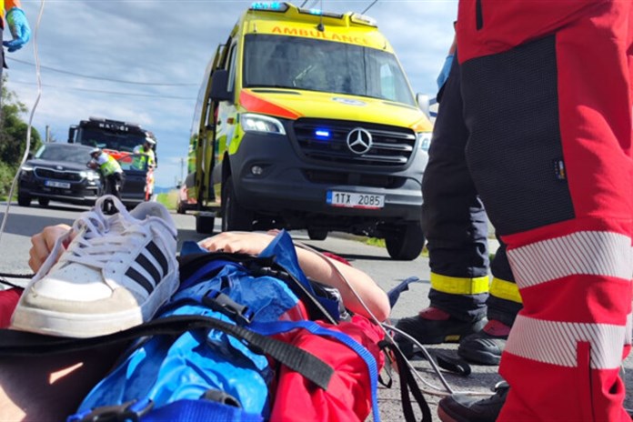 Mladík vběhl zpoza autobusu před motocykl, zraněný je on i motorkář