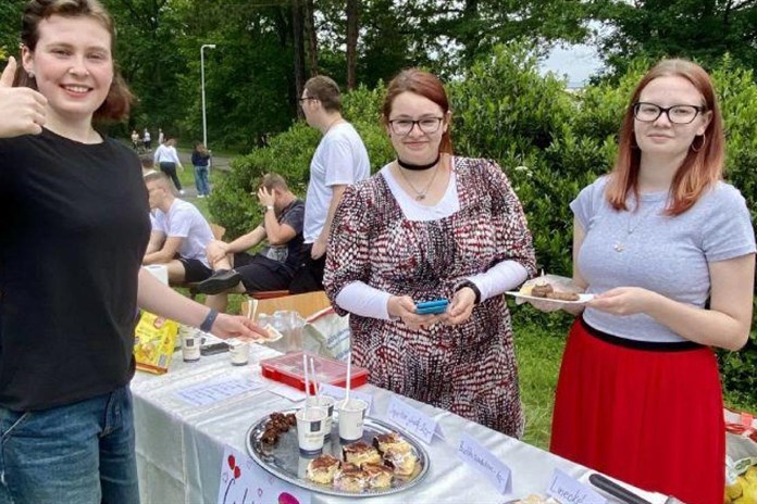 Kreativní odpoledne plné radosti přinesla zahradní slavnost logistické školy v Karlových Varech