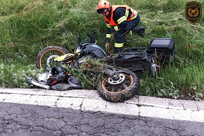 Čtvrteční série dopravních nehod: srážka osobního vozidla s autobusem, zraněný cyklista i havárie motorkáře 