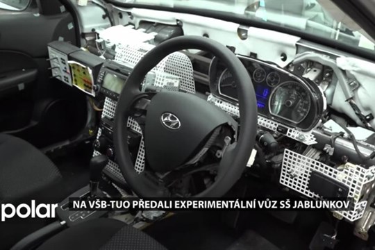 Na VŠB-TUO předali experimentální, vyřazený vůz SŠ Jablunkov pro výuku