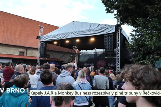 Kapely J.A.R a Monkey Business rozezpívaly plné tribuny v Řečkovicích