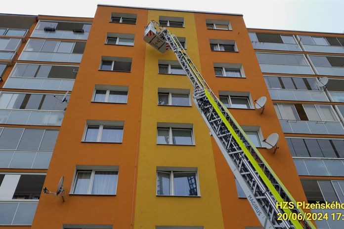 Spuštěný sporák v jednom z bytů na Lochotíně spustil velkou evakuaci