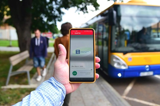 Zlínský kraj zatraktivňuje veřejnou dopravu! Jízdenku koupíte pouhým přejetím prstu po mobilu, aplikace vybere nejvýhodnější tarif