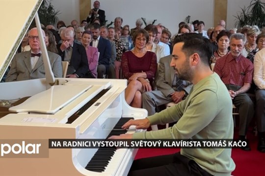 Na radnici vystoupil světový klavírista Tomáš Kačo, obecenstvo aplaudovalo ve stoje