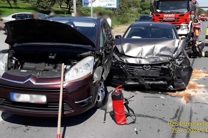 Nehoda dvou aut a motocyklu uzavřela výjezd z Plzně na Vejprnice