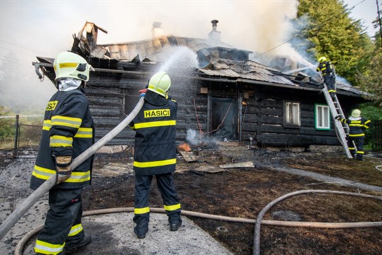 Požár zničil stodolu a roubenku v Lubně, škoda pět milionů korun