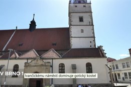 Ivančickému náměstí dominuje gotický kostel