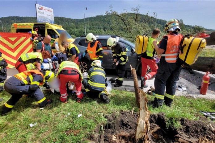 Na auto v Jeseníkách spadl silný strom, tři zranění, jednoho člověka resuscitovali