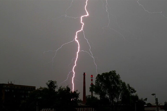 Bouřky opět zaměstnávají hasiče, vyjeli k desítkám událostí, výstraha meteorologů platí do jedné ráno