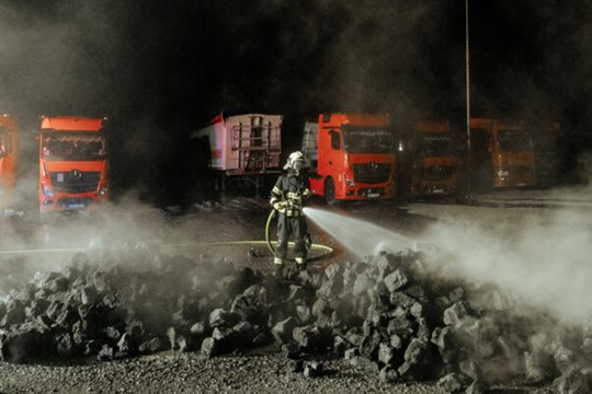 Na návěsu kamionu ve Zbyslavicích začal hořet koks, škoda milion korun