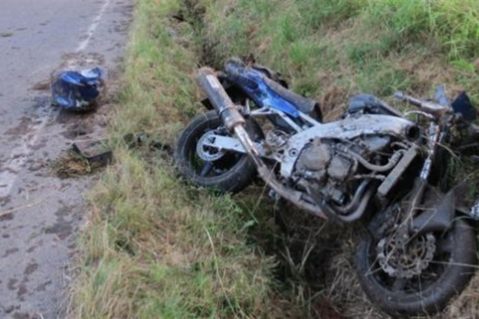 57letý motorkář nezvládl zatáčku a uklouzl na štěrku, zranil si končetiny a páteř