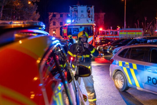 Ve Frýdku-Místku hořel byt. Z domu evakuovali 11 lidí, jednu osobu hasiči zachránili