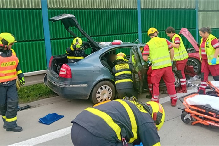 Hasiči vyprošťovali tři muže po vážné nehodě na Frýdecko-Místecku