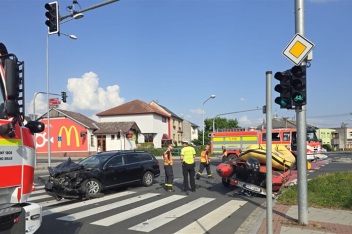 Tragédie v Opavě: V jezeře se utopil nezletilý mladík. Hasiči cestou k záchraně bourali