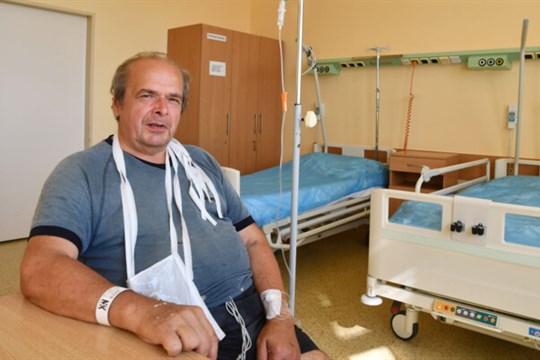 Senior, kterého pobodal roj vos na Krnovsku poděkoval za záchranu života