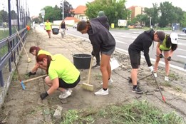 Studenti opět vyrazili do ulic zkrášlovat Hodonín