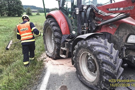 Řidič si nezajistil vidle na traktoru, propíchly mu pneumatiky a naboural