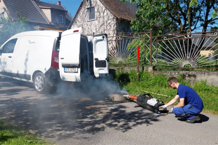 Černé napojení do kanalizace odhalují pomocí diskotékové mlhy