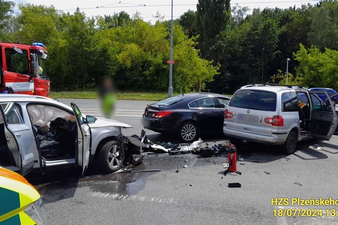 Aktualizováno: Při nehodě osobních aut ve Skvrňanech se zranili čtyři lidé