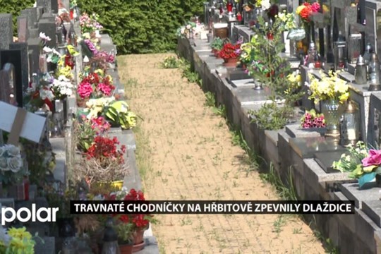 Travnaté chodníčky na hřbitově ve Frýdku-Místku zpevnily první dlaždice