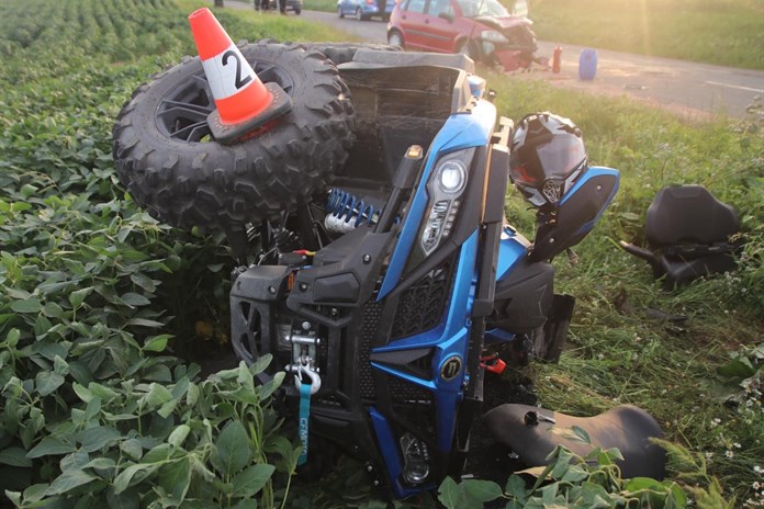 Řidič čtyřkolky utrpěl po srážce s osobním automobilem otevřenou zlomeninu stehenní kosti