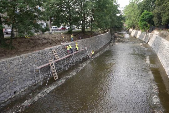 Koryto řeky Bystřice v Olomouci se opravuje