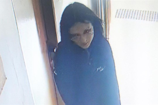 V sauně byl nalezen mrtvý muž. Policisté hledají ženu na fotce!