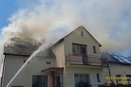 Na Domažlicku hořela hromada pneumatik i okolní domy, ve vedru kolabovali hasiči