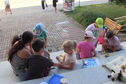 Kyjovská knihovna uspořádala zábavný program pro děti na schodech