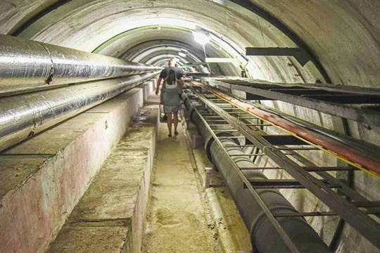 Podzemím FNOL prochází dlouhé kolektorové chodby