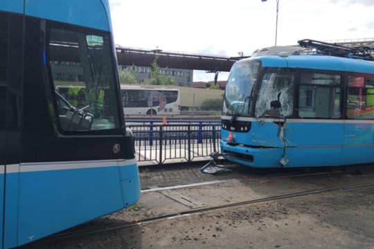 Ve Vítkovicích se srazily dvě tramvaje, soupravy po nárazu vykolejily