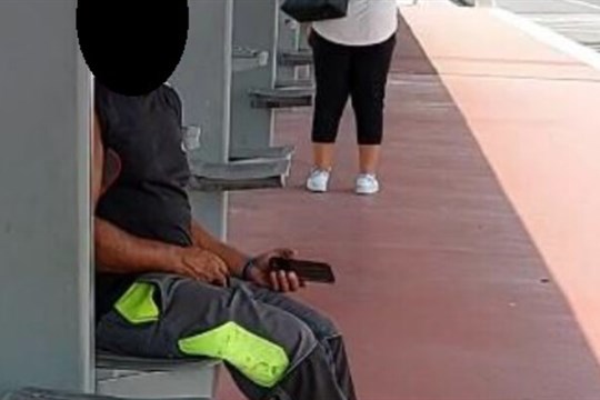 51letý muž masturboval na autobusové zastávce v Ostravě, policie hledá svědky