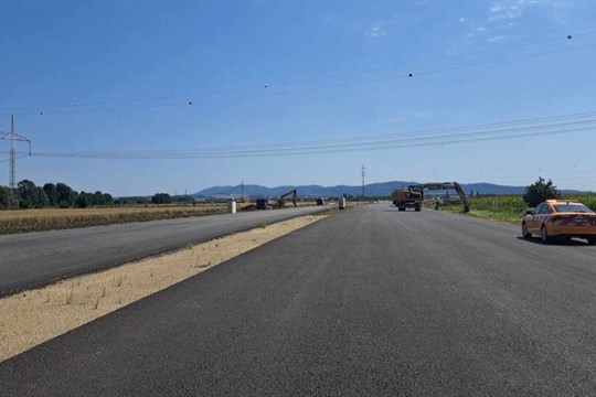 Část stavebních prací na výstavbě dálnice D49 mezi Hulínem a Fryštákem se zastavila