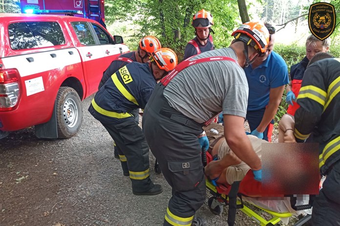 Při práci v lese spadl na muže vzrostlý strom a zavalil mu nohu