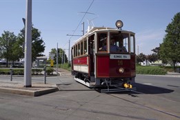 V Olomouci na koleje vyjedla unikátní tramvaj č. 16