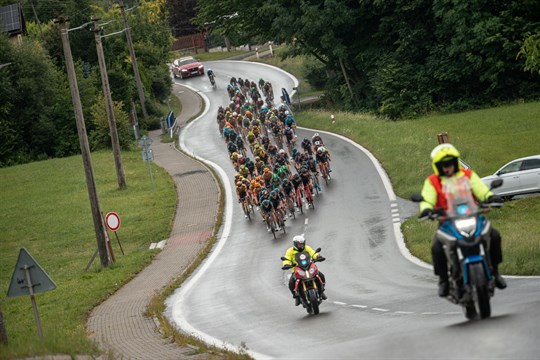 Kvůli cyklistickému závodu přijdou řidiči ve Zlíně o desítky parkovacích míst