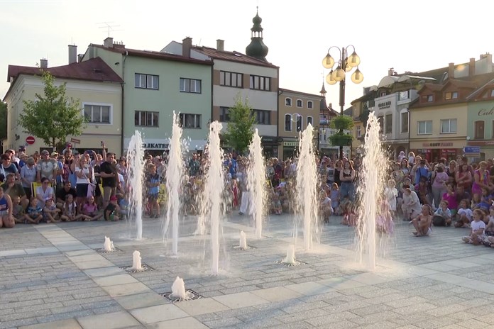 Fontána radosti a dva mlžné sloupky. Rožnovské náměstí má nové vodní prvky