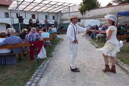 Na zahradě Panského domu koncertovala skupina Podjezd