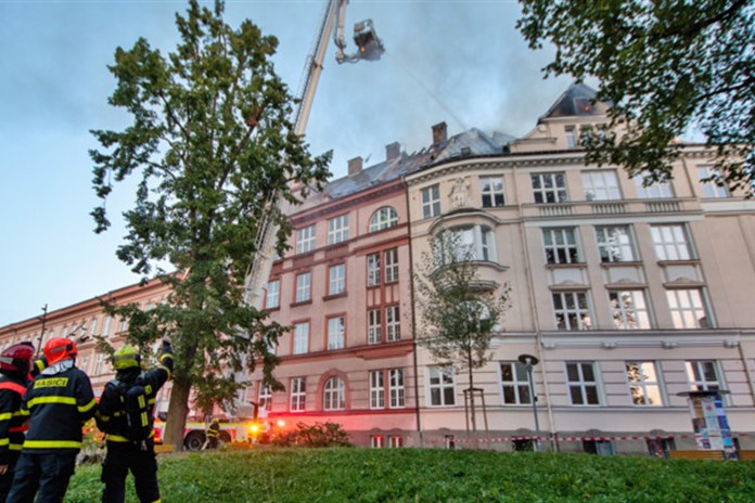 Po požáru se nyní rozebírají střechy a půdní prostory českotěšínských škol