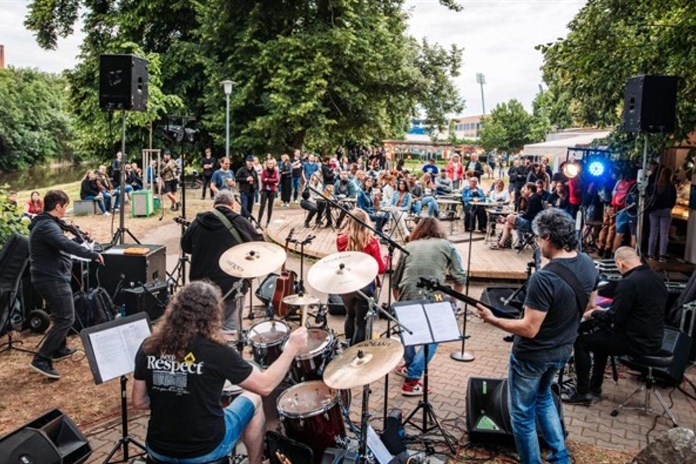 Hudba, divadlo, tanec. Plzeňské náplavky ožívají kulturou