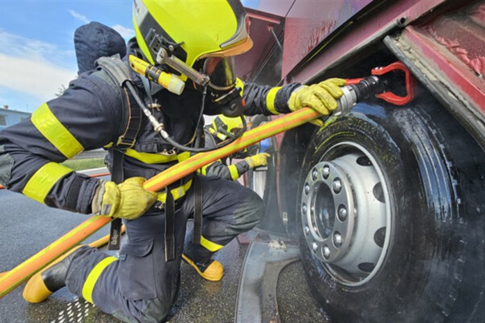 Autobusu začal za jízdy hořet motor, naštěstí byl bez cestujících