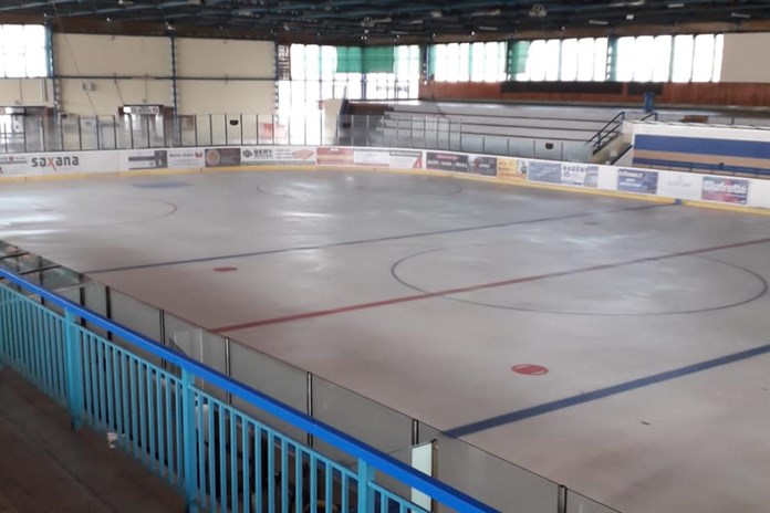 Sedm až osm vrstev ledu. Zimní stadion v Rokycanech už připravuje led na novou sezonu