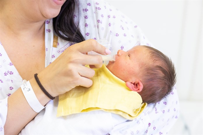 Vsetínská nemocnice podporuje kalíškování či dokrm pomocí cévky při kojení