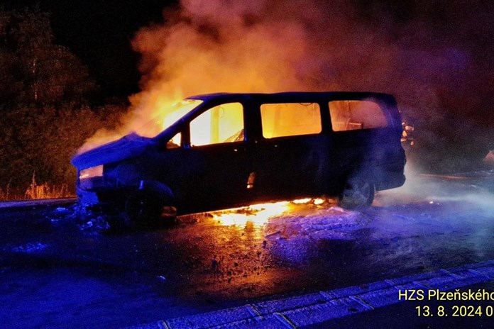 Na dálnici D5 začalo hořet auto, třem lidem se podařilo uniknout