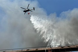 Ve Vítkovicích hoří hala v průmyslovém areálu, hasiči vyhlásili 2. stupeň požárního poplachu, hasit pomáhá vrtulník